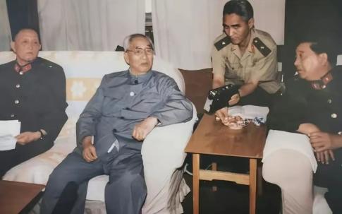 1988年，洪学智和秦基伟打算去看望徐向前，却为带什么礼品犯了难。秦基伟：徐帅爱