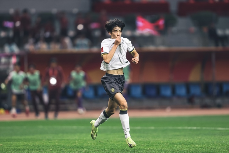 #U23国足朱鹏宇伤退# 只剩唯一高中锋。朱鹏宇的伤情是在20日晚上对阵海港前发