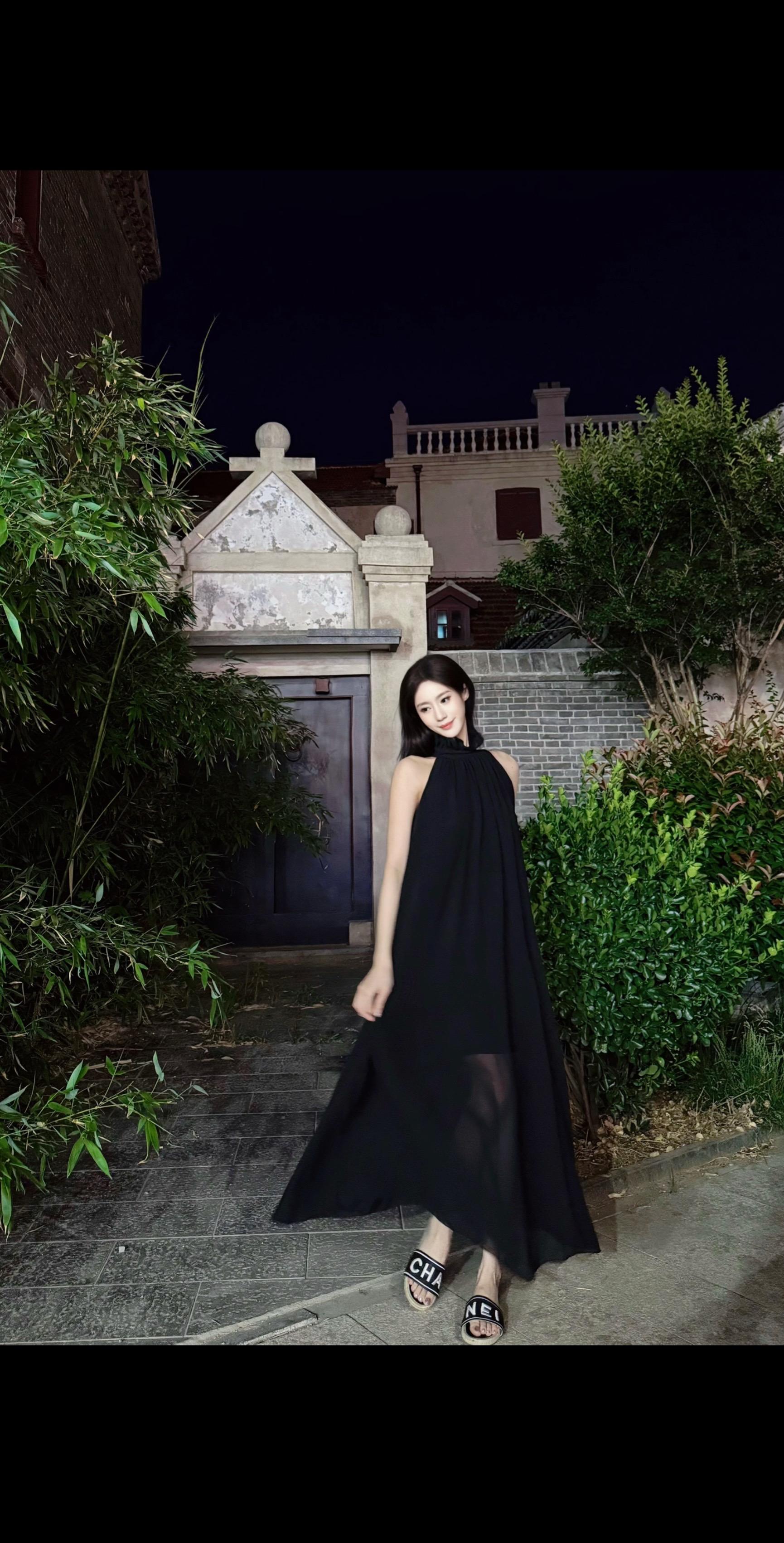 蝴蝶扑向你的眼睛，以为月明。