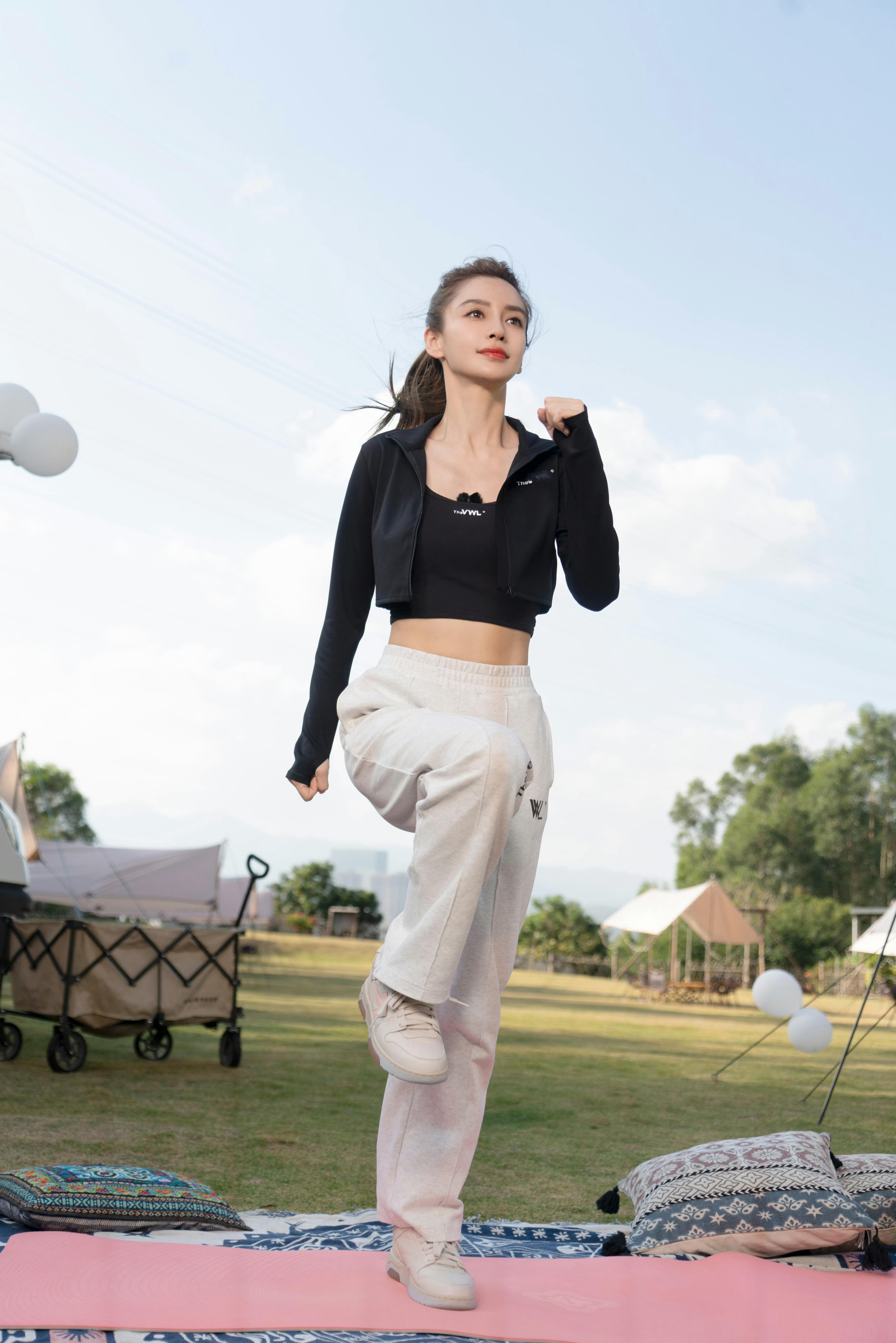 angelababy 杨颖 下午好呀将将们！和杨教练一起来锻炼身体吧！