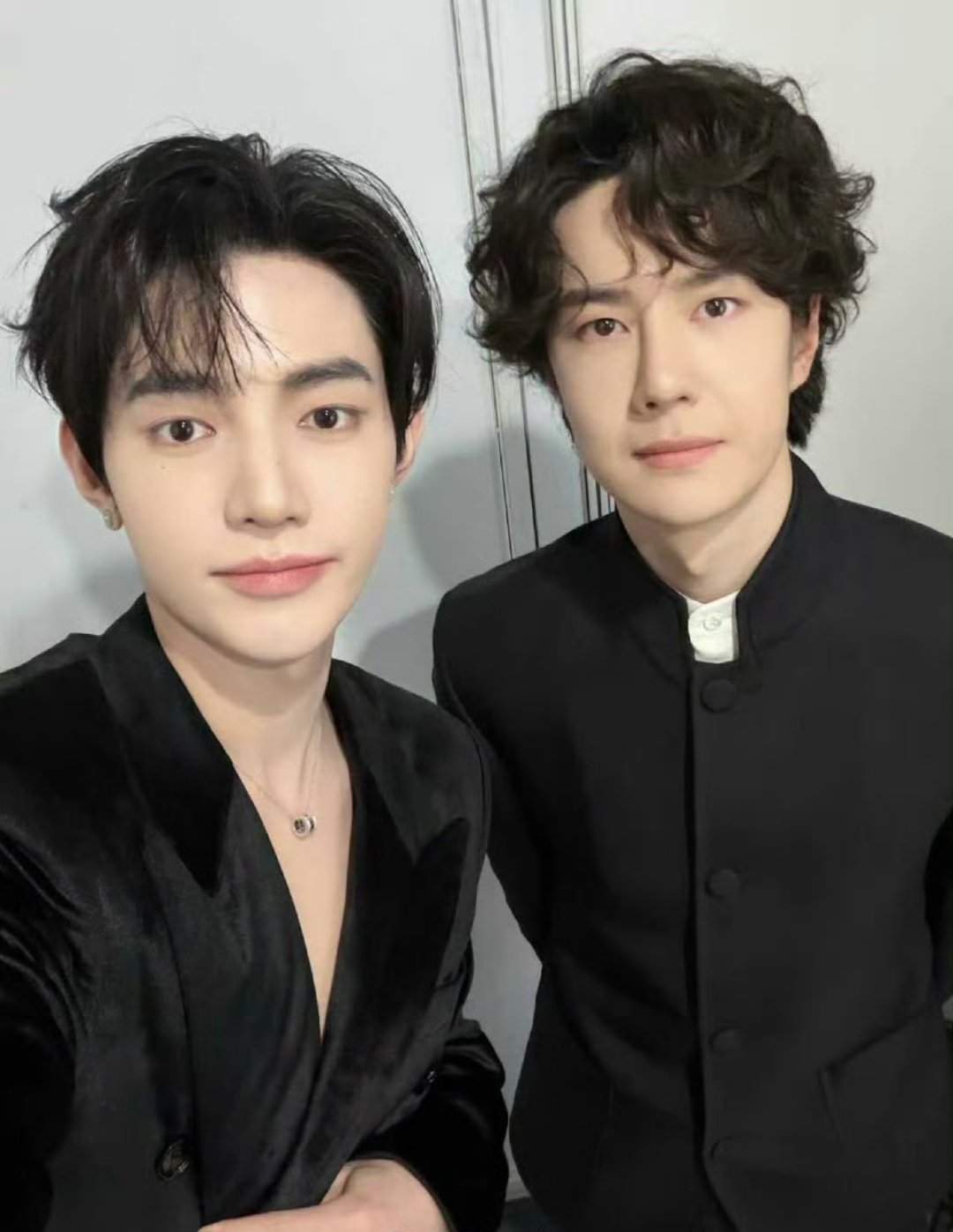 章昊晒与王一博自拍我嘞个豆啊啊啊啊啊！王一博章昊自拍合影