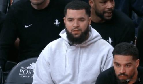 相爱相杀！范乔丹谈狄龙：

“致敬视频是狄龙应得的。”

“他为火箭做出了很多的