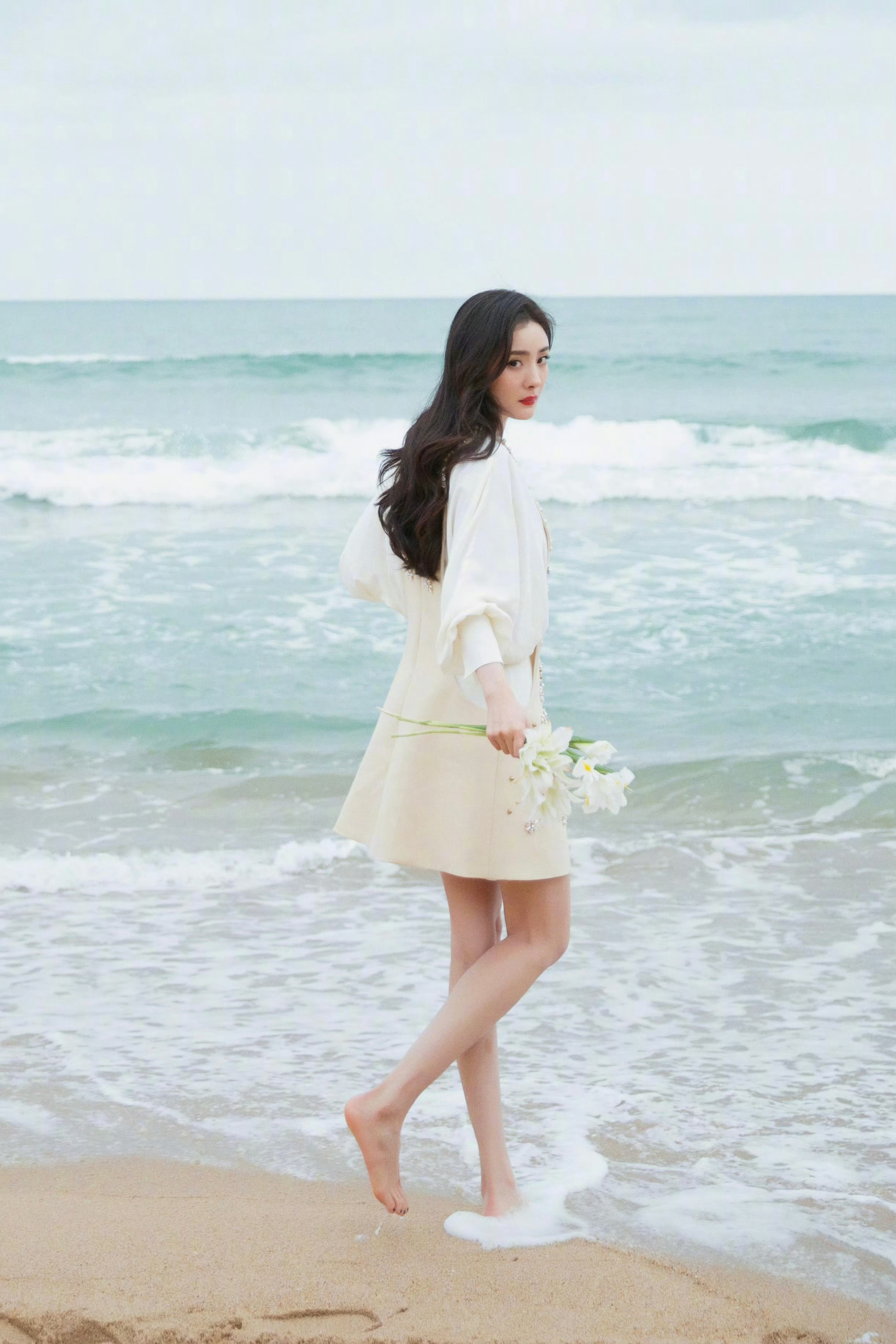 杨幂沙滩白裙美照，好温柔的大幂幂 ​​​