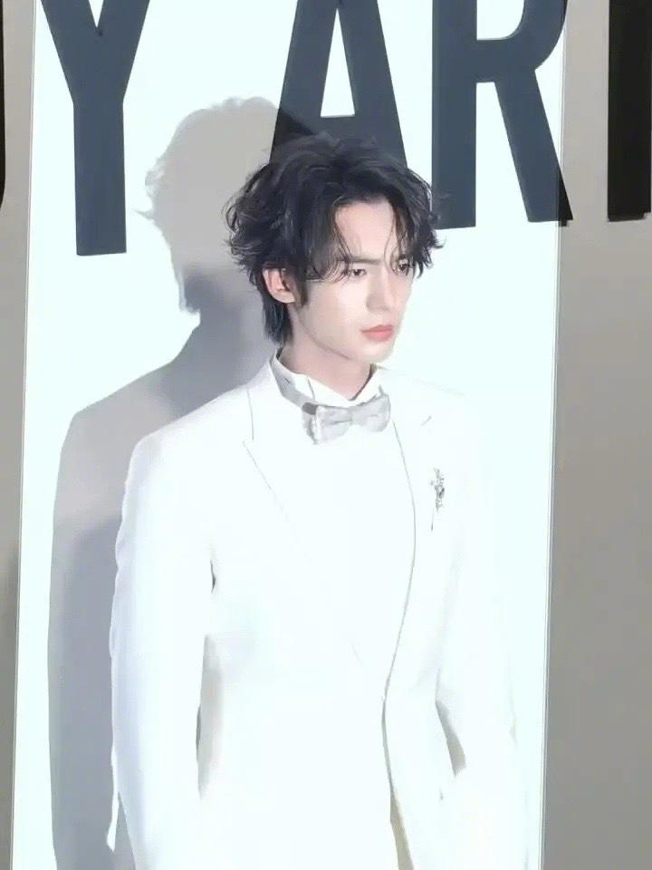 于适Dior今日活动造型什么水平？ 