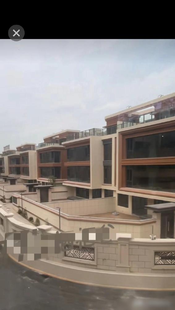 儿子上午来短信说：“老妈，咱把你住的和我住的两处房产卖了吧。”

这孩子最近也不