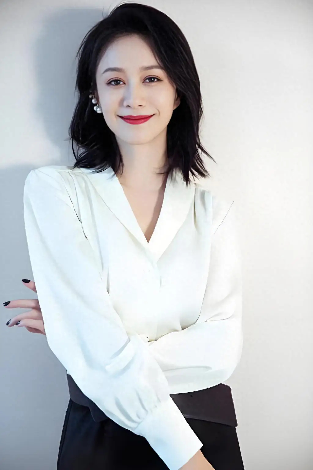 【倪虹洁因前夫负债被迫接戏还债】倪虹洁1个人要赡养5个老人据潇湘晨报报道：4月8