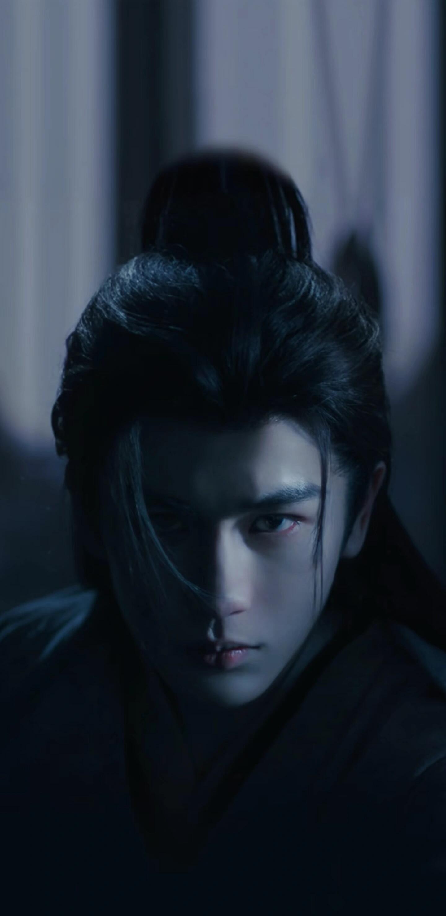 谁懂啊！伦勃朗的光影配了脸的惊艳完美的脸庞，但人家还有身高，然后还有智商张凌赫 