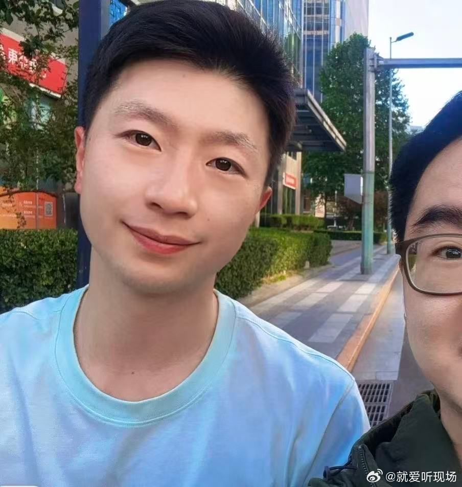 马龙踩小黄车看周杰伦演唱会 冠军的追星日常太朴素，骑小黄车打卡鸟巢，发视频直言还