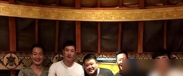 于谦可能是在装傻。我观察了他十年，他的朋友圈几乎不更新。不混饭局，不凑热闹。
