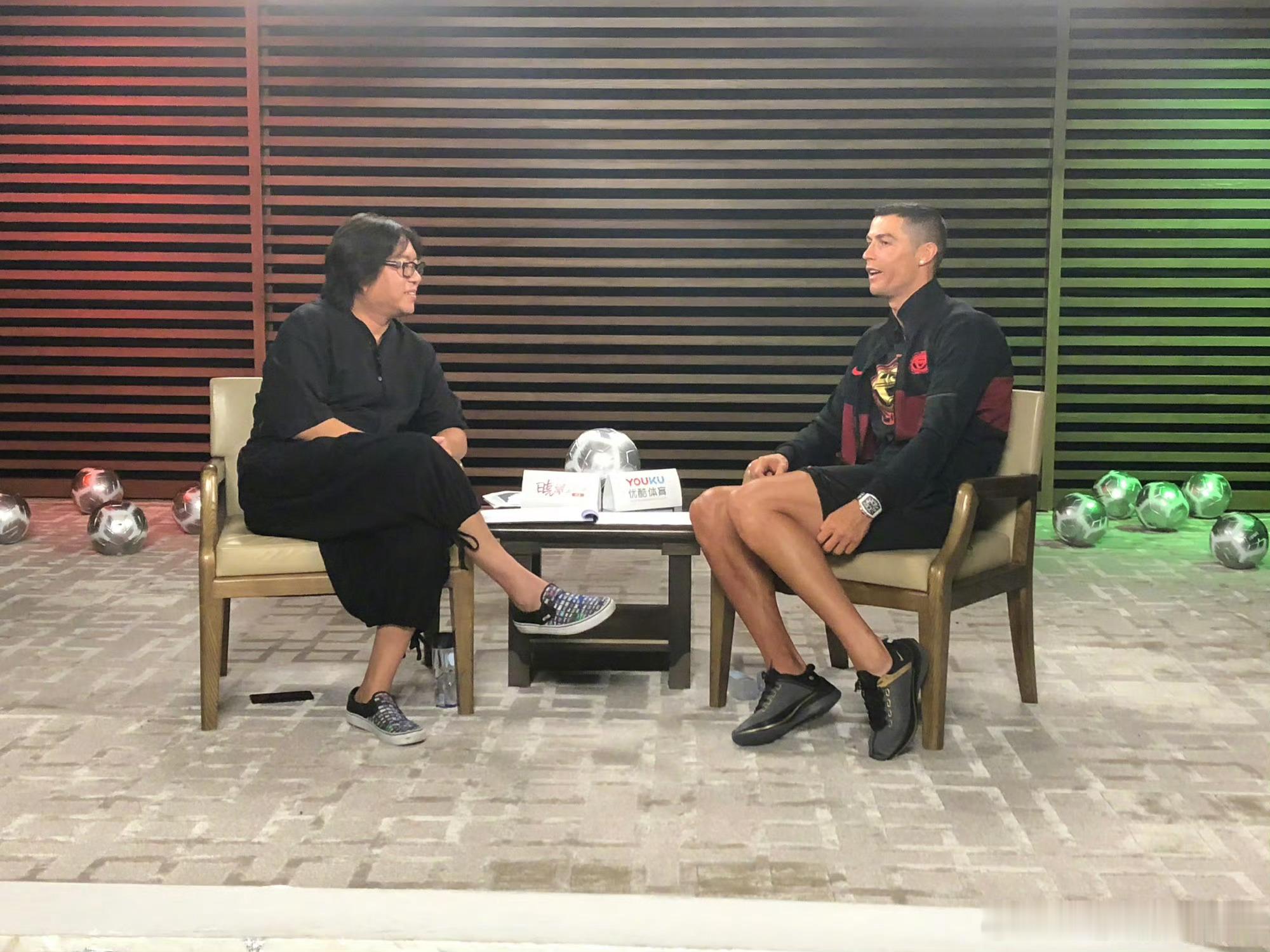 高晓松晒和C罗合影“不管高晓松是真心致敬还是想复出试水，我只想说——求求了，别让