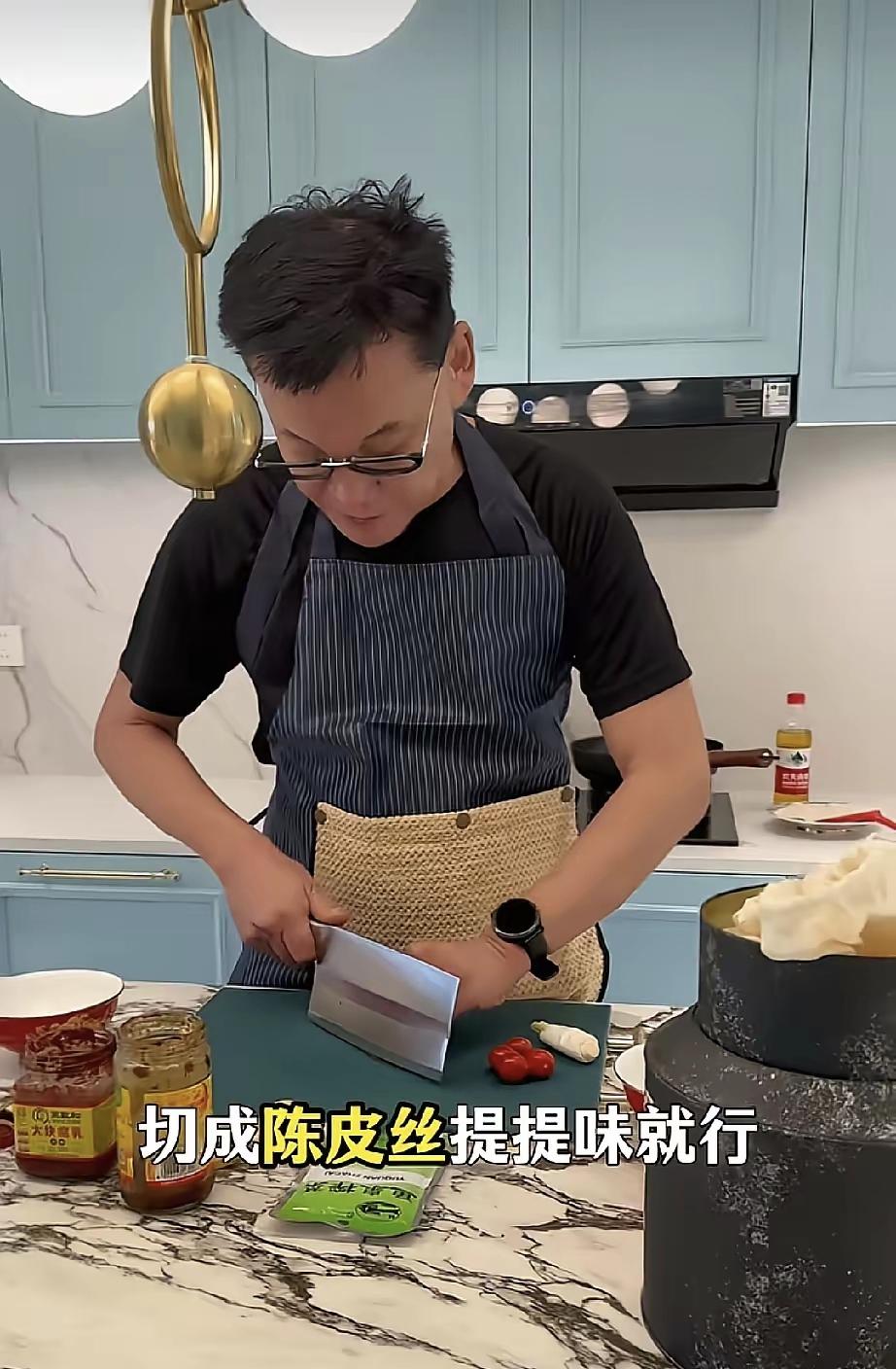 李国庆给张丹红的女儿做煎饼果子，估计很多人会心疼俞渝的儿子，作为李国庆的亲生孩子