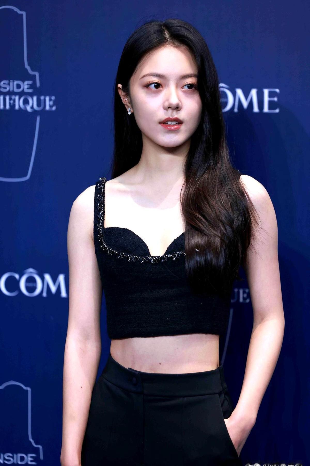 赵今麦这身造型，直接封神了。

我跟你说，这身兰蔻礼服真的绝了。剪裁特别利落，廓