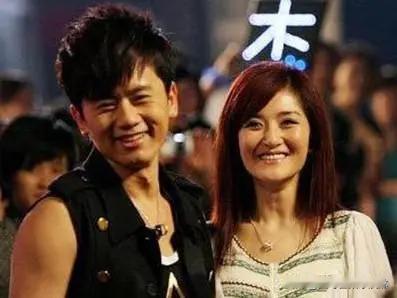 #张杰谢娜临时公开恋情的原因#
我记得张杰和谢娜当时恋情传了好几年，从张杰参加快