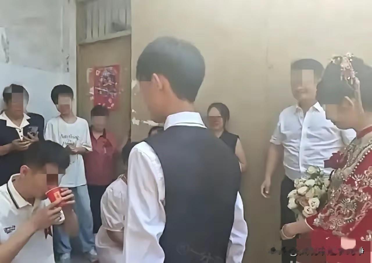 河南有个姑娘，五一马上就要办婚礼了，结果查出来怀孕了。本来这是双喜临门，挺好的一