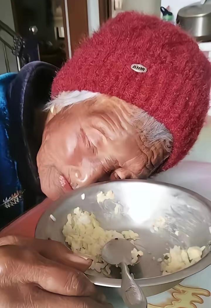 这才是有福的人！老奶奶吃着吃着饭，突然就趴在桌上闭着眼睛不动了，像睡着了一样，她