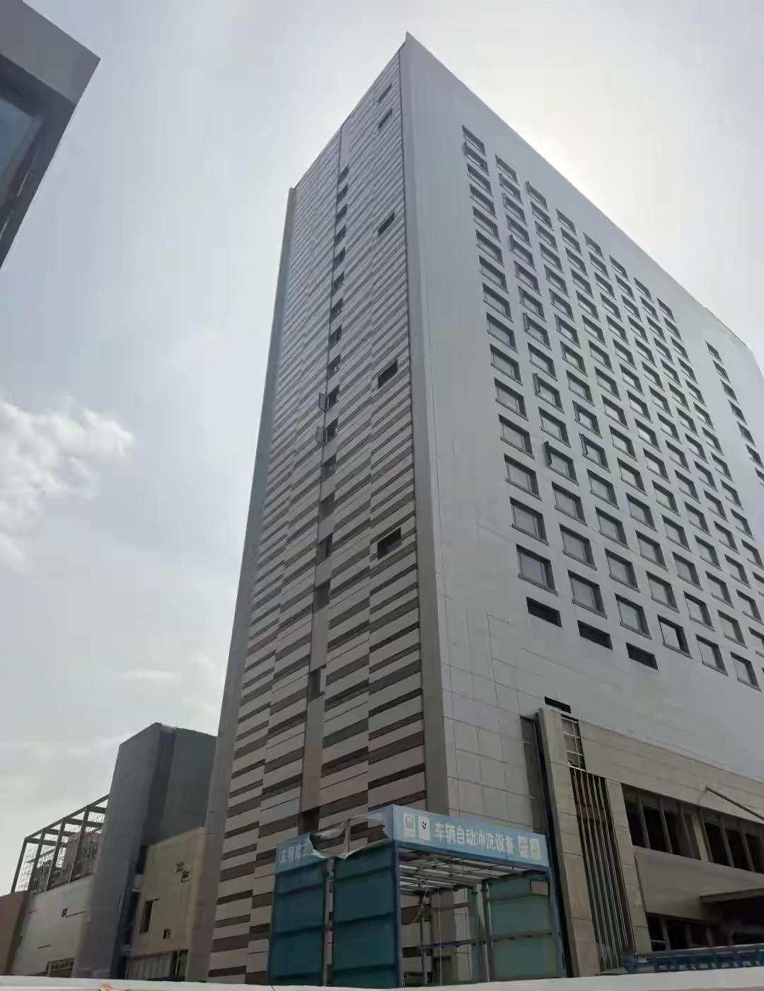 郑州香格里拉大酒店外观看着是耐看的吧!，这外立面有种说不出来的感觉。预计今年年底