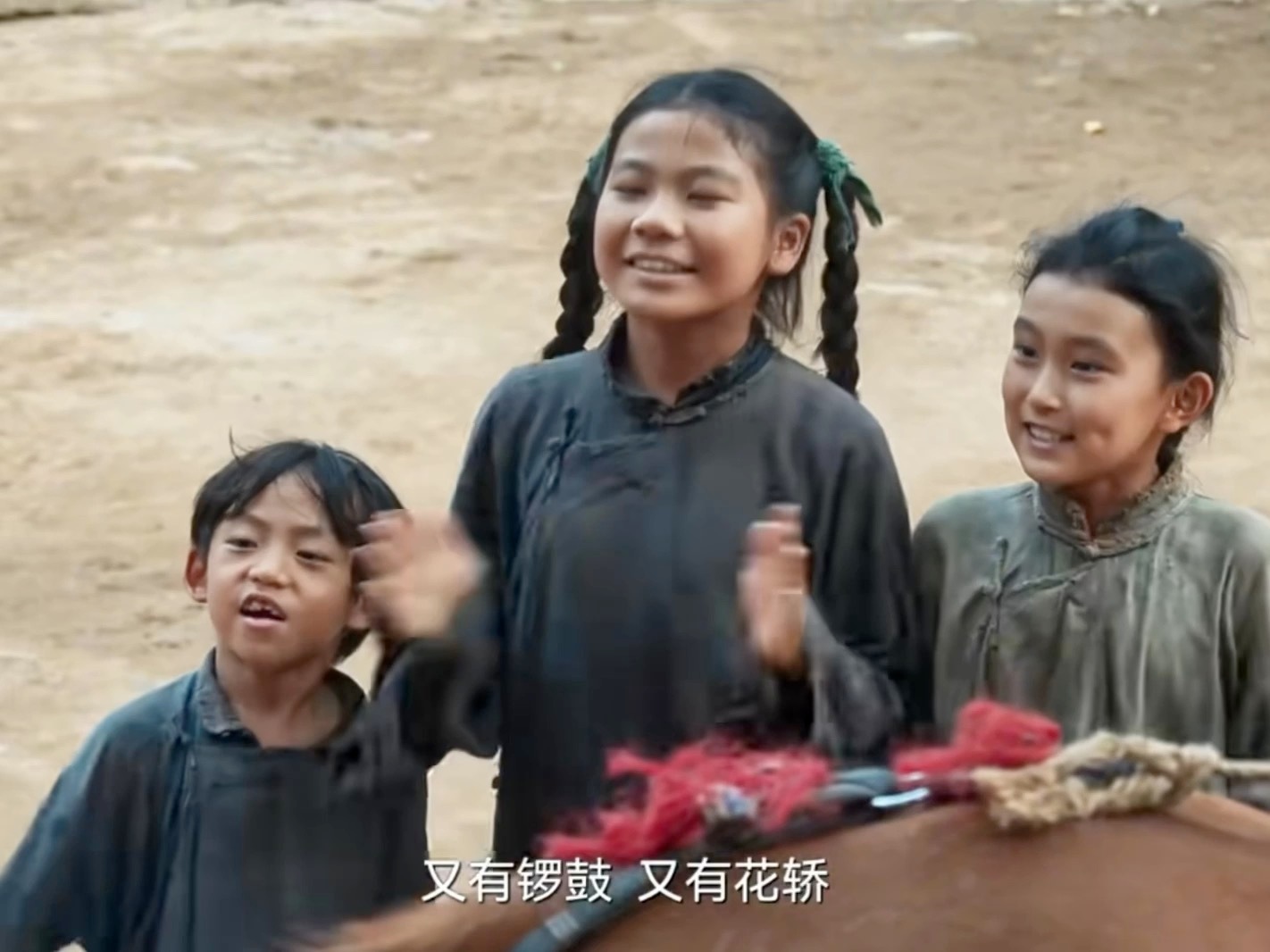 中式恐怖：这一幕真的可怕，姐姐把自己卖给老头子，弟弟妹妹拍手唱歌 生万物年代剧推