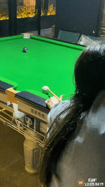 图一：小姐姐台球技术已经达到了登峰造极的地步，那速度实在是太快了，根本看不清白球