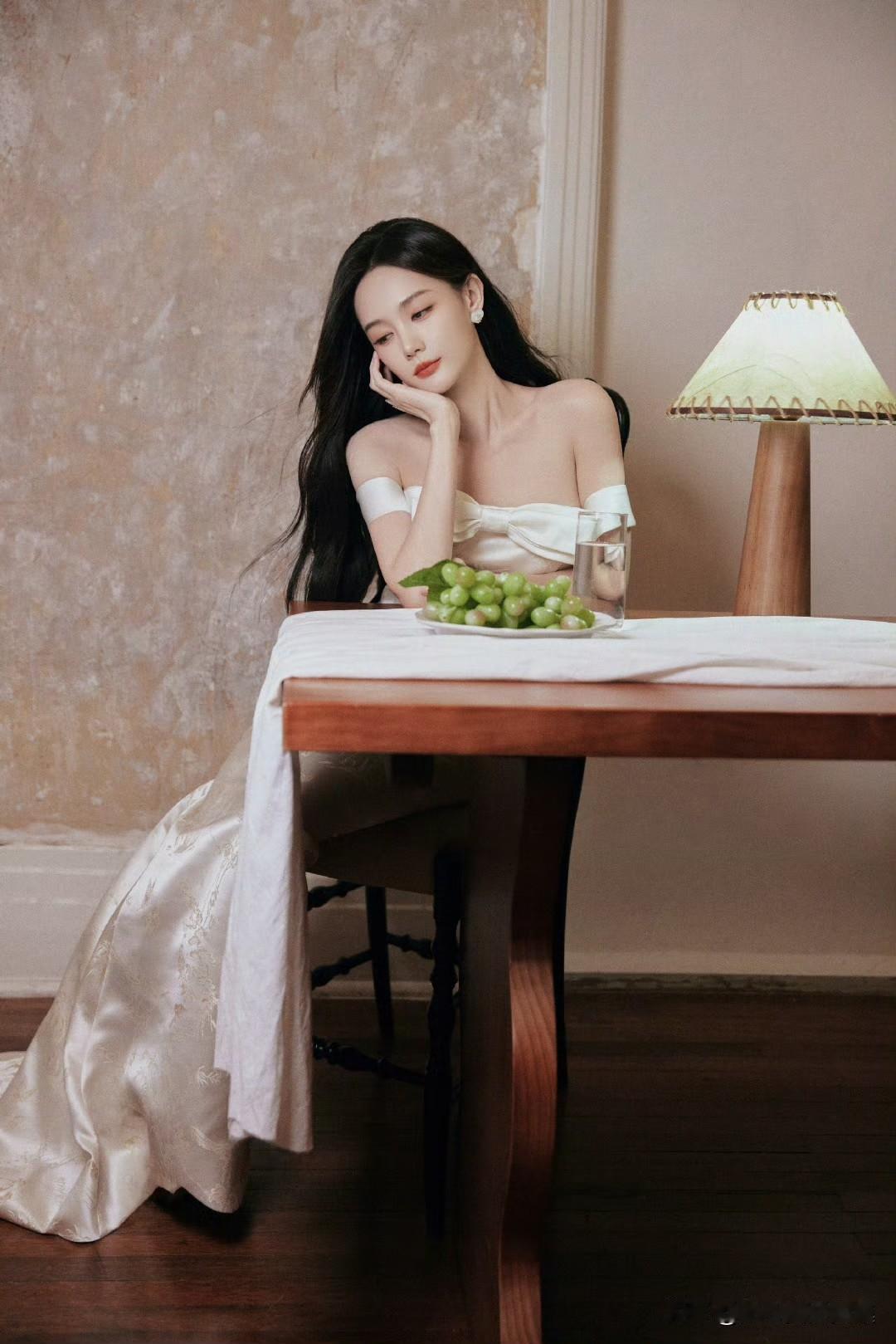 李一桐这白色抹胸裙简直美炸了！“山水花鸟嬉戏云间，以蝴蝶为引勾勒细致轮廓”，这描