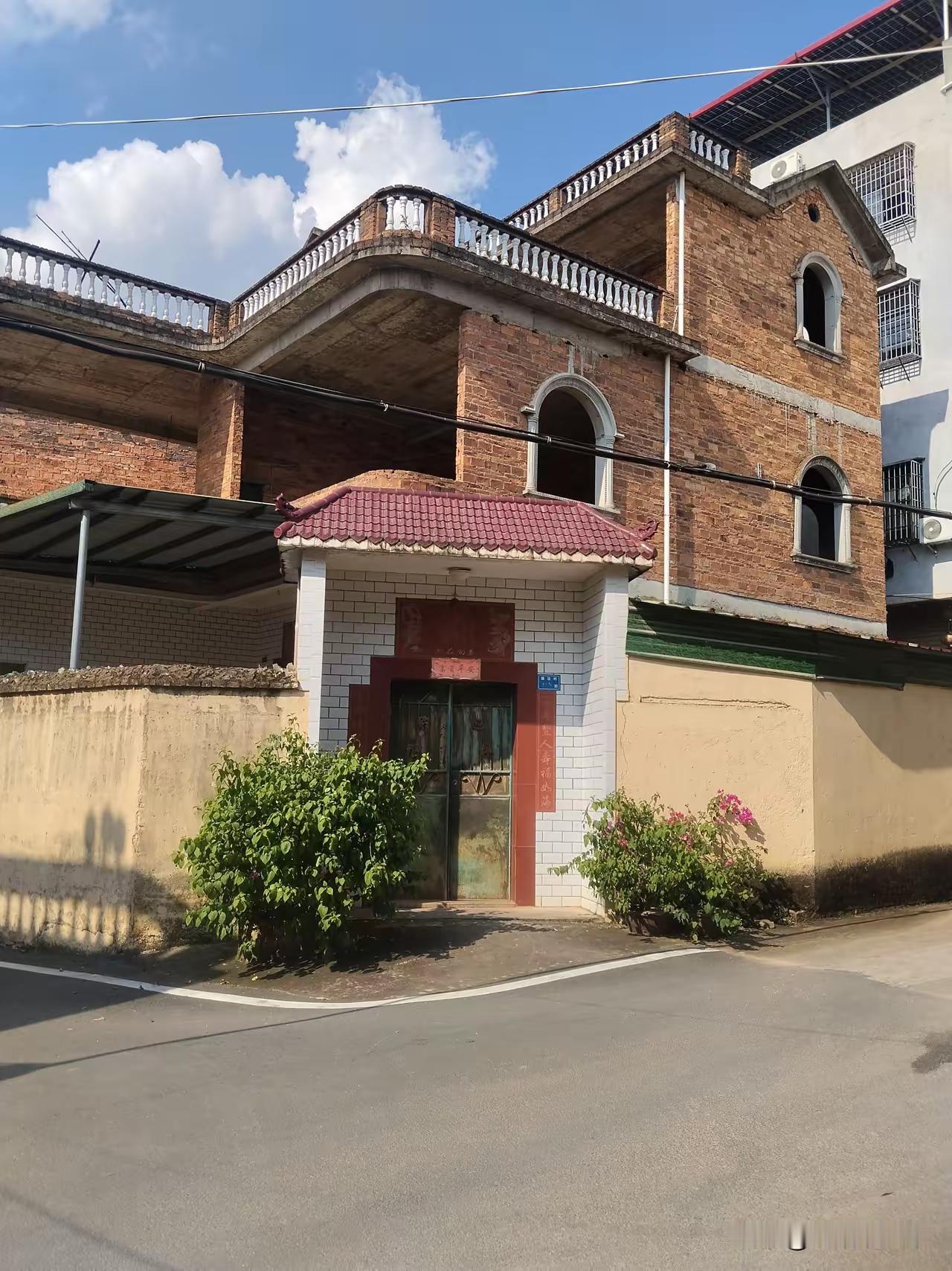 外地朋友初到福建，看到红砖裸露的三四层“半成品”楼房，确实容易困惑。但如果用“没