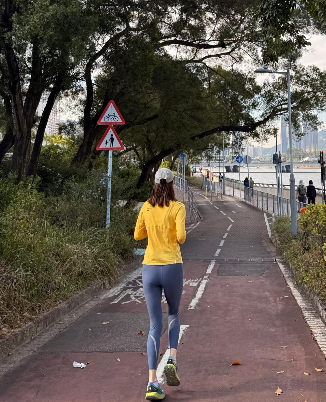 对抗生活不如意的唯一方式不是找到赚钱的方式，而是养成跑步的运动习惯
      