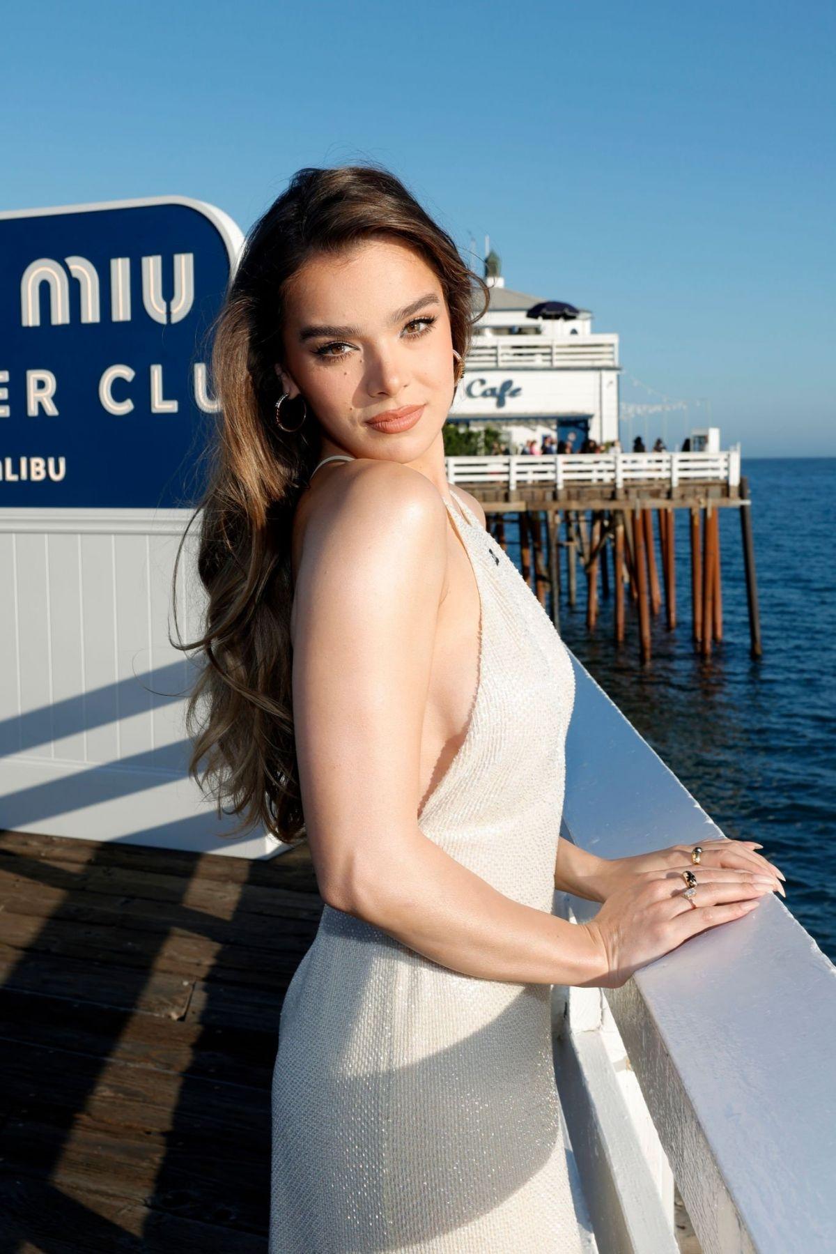 HAILEE STEINFELD亮相miumiu summer club Mal