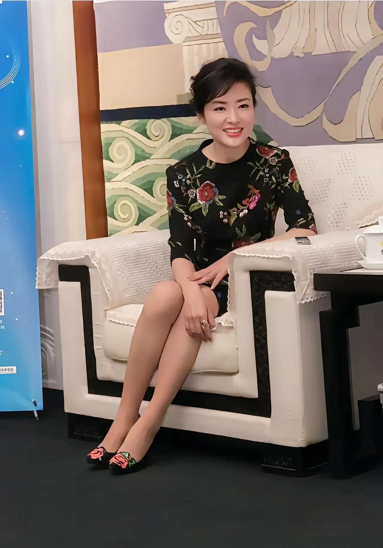 被周涛这状态鲨疯了！
 
谁懂啊！周涛穿碎花裙端坐，气质优雅到逆天，笑容超有感染