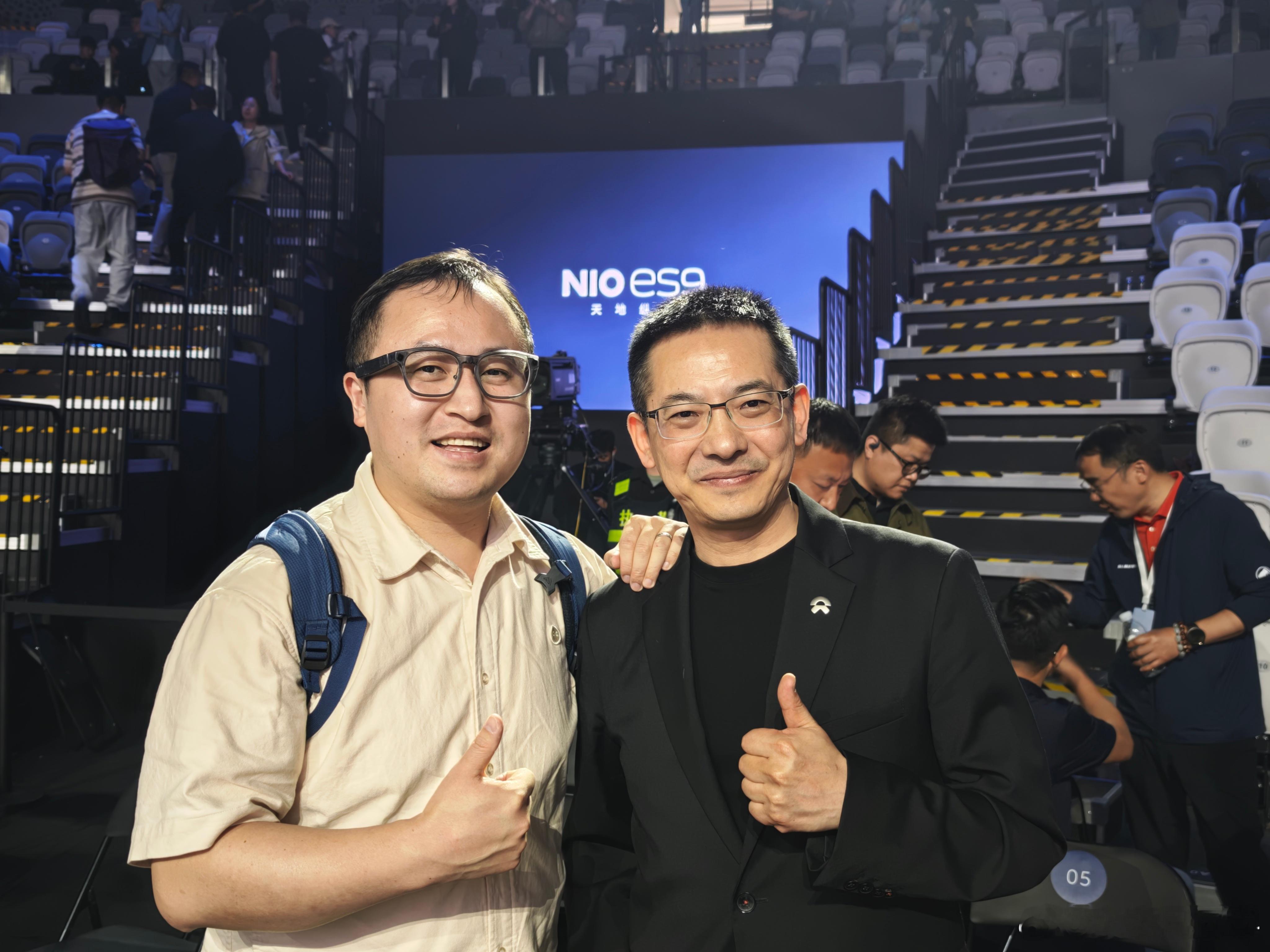 和力洪合个影，一路走来，眼看着他越来越瘦，我越来越胖。水哥有话说