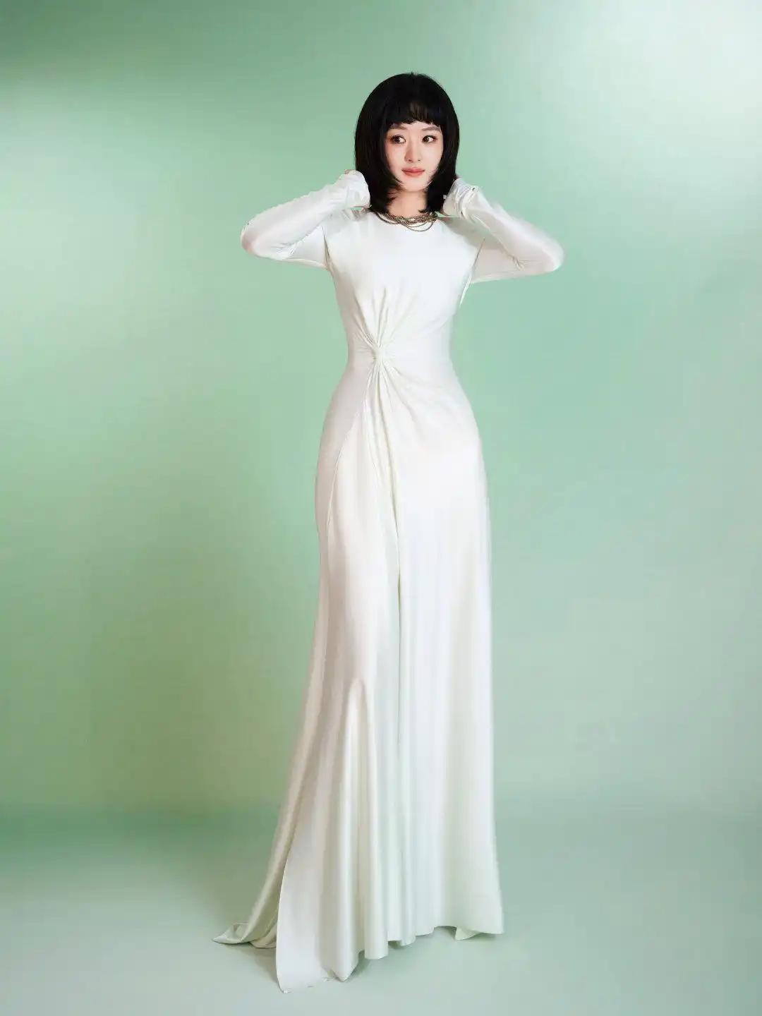 赵丽颖身上穿的白色长裙呢？看起来简单，其实颇有细节小心机设计，不管是开叉设计还是