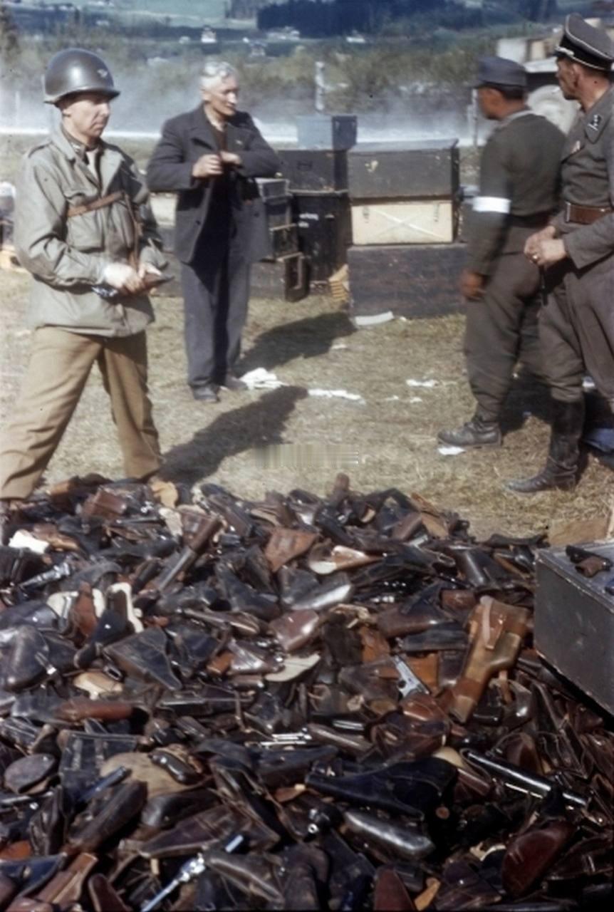 照片中的历史 1945年5月，在奥地利的德国党卫军🎁美军投降。这一地的德国手枪