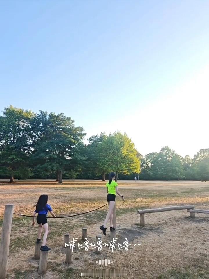 张梓琳一家四口出游张梓琳10岁大女儿腿长 张梓琳一家四口出游，10岁大女儿腿长抢