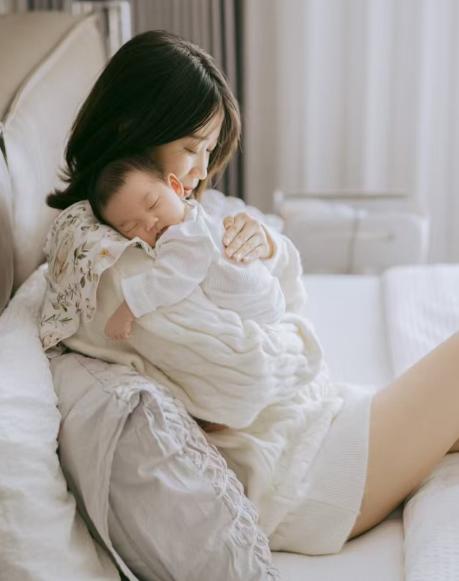 “想钱想疯了！”浙江杭州，一女子怀2胎时，看到某照相馆61元拍月子照，就预约宝宝