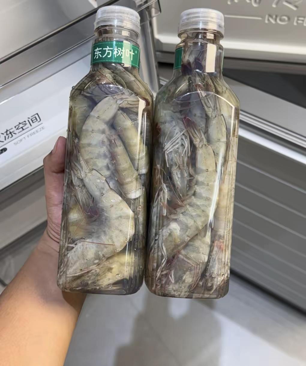 我每年夏天都干一件事，买一箱瓶装水，水倒掉瓶子留着，装满活虾冻起来，冬天吃。
​
