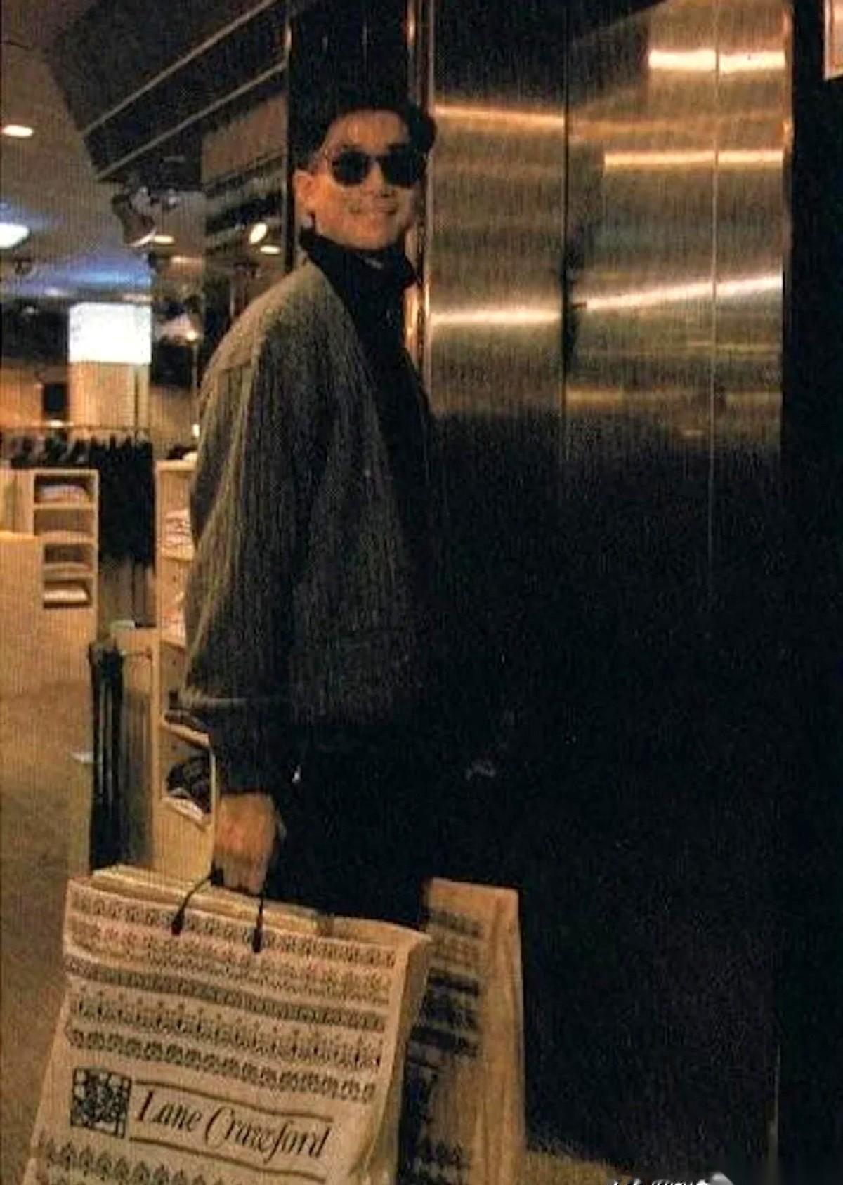 现在的所谓机场街拍，真的，太用力了。
恨不得把全身的logo都怼到镜头前，大声喊