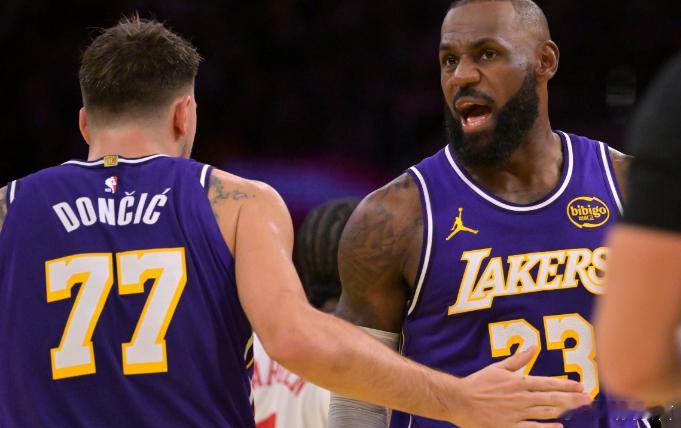 1月16日讯 NBA常规赛，湖人在主场以117-135不敌黄蜂。此役，詹姆斯出战