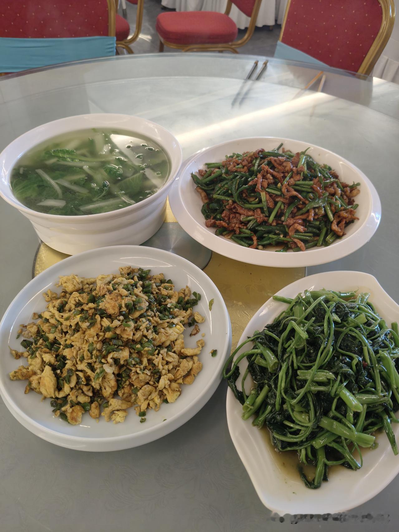 餐饮人的员工餐都吃些什么？

这就是我们的午餐，小青椒蒜苔肉丝，青椒炒鸡蛋，蒜蓉