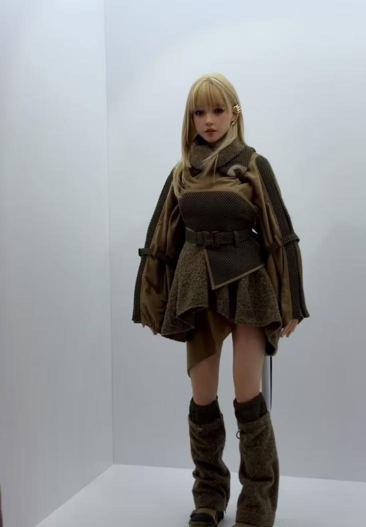 一个新的时代就要到来！
  某公司研制出产了1600件俊男美女AI机器人没出三天