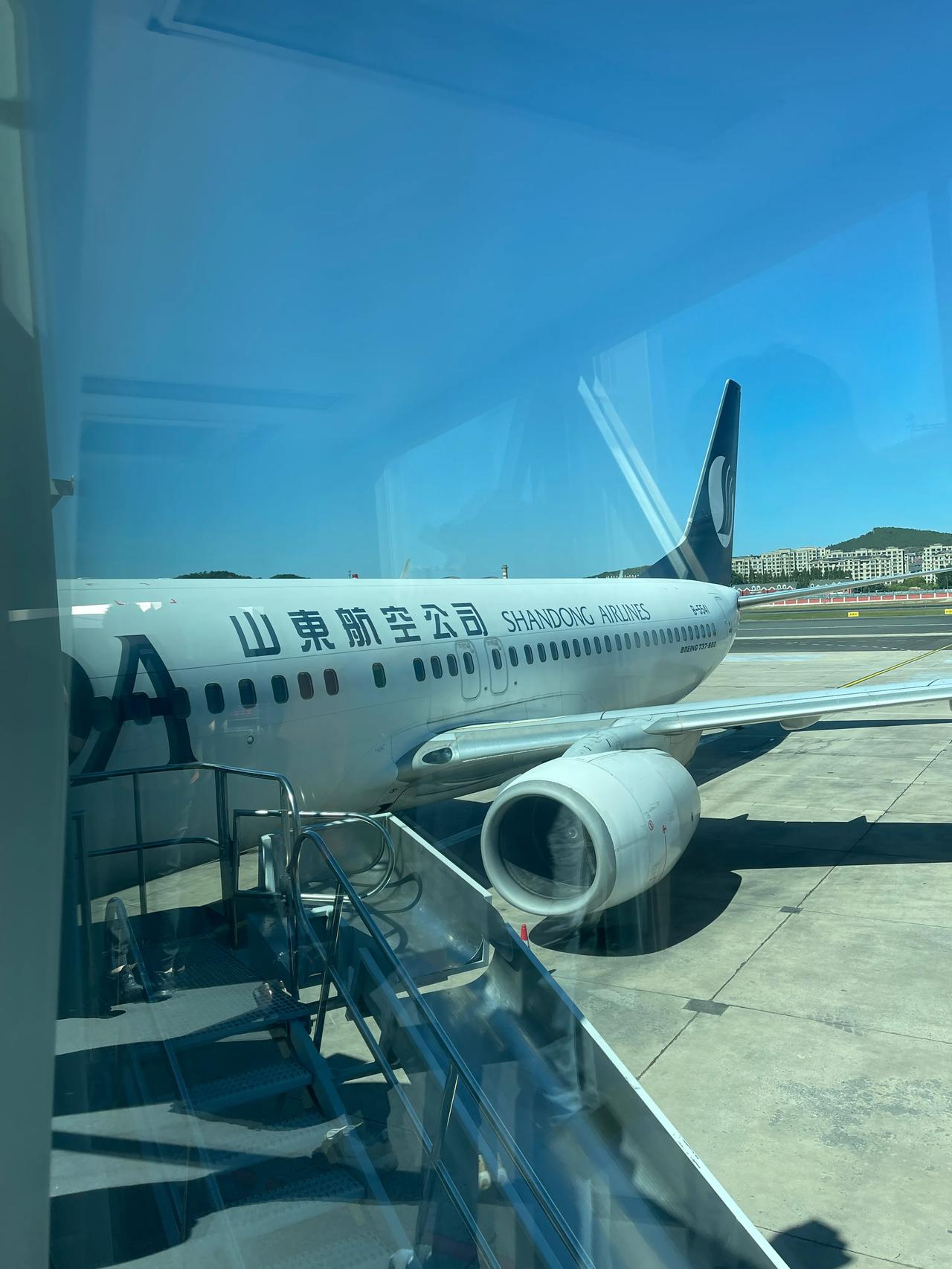 传说中的战斗机，山东航空[大金牙]
静观起飞和降落时间，看看是不是传说中那样走的