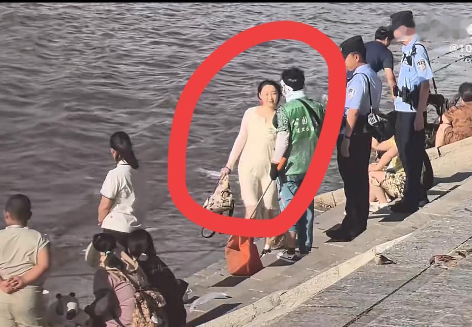 松花江边一女子不断抛洒纸张，是在祈福还是放生？被清洁大妈指责，女子却嘻嘻哈哈，不