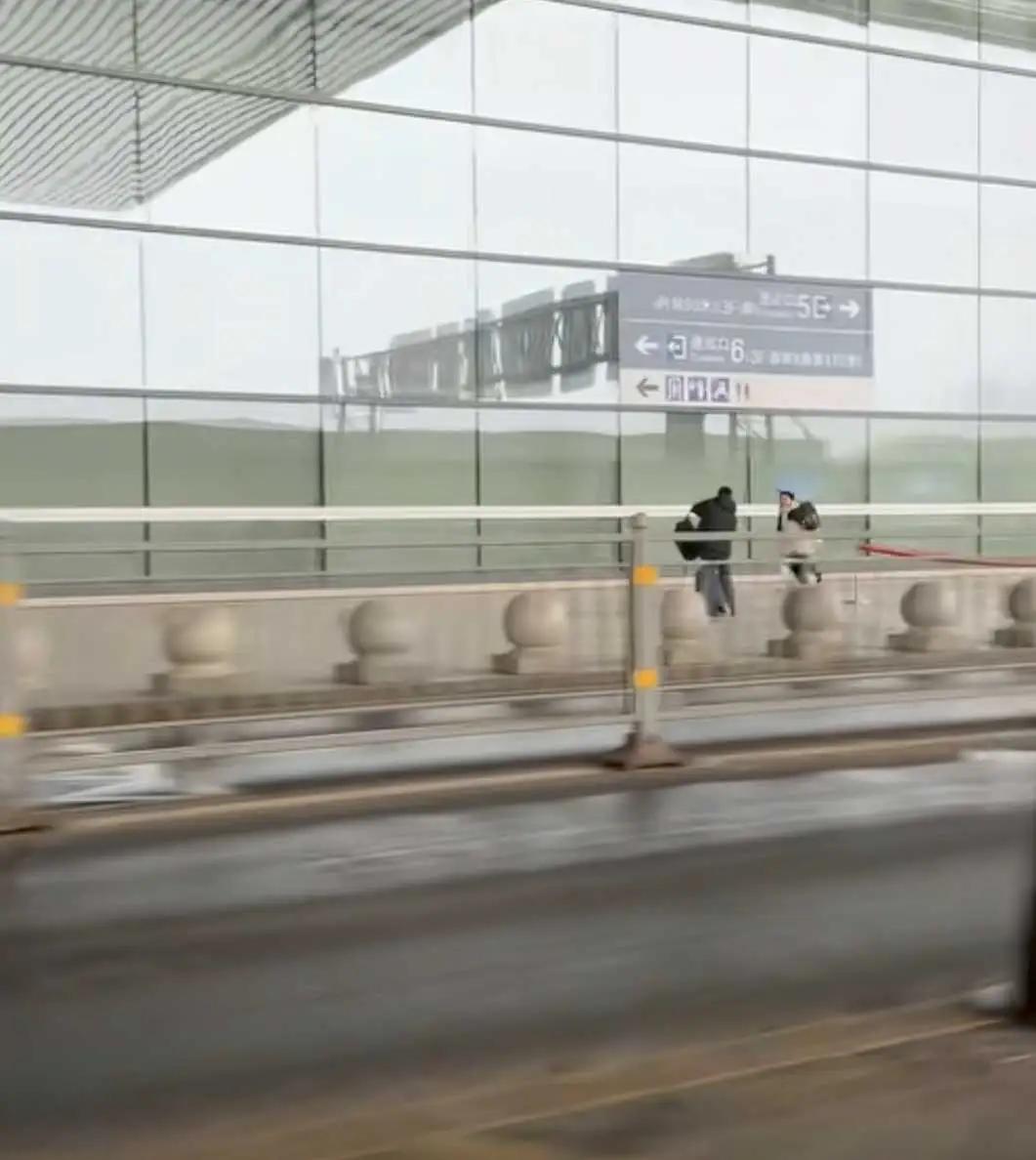 会错意了也感动！

河南郑州高铁站，一位妈妈送别儿子后，乘车离开高铁站。突然发现