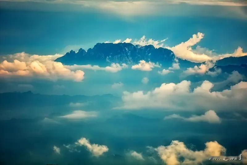 看到“墨洒闲庭云缥缈”这个上联，瞬间感觉诗意满满。上联营造出一种闲适又缥缈的意境