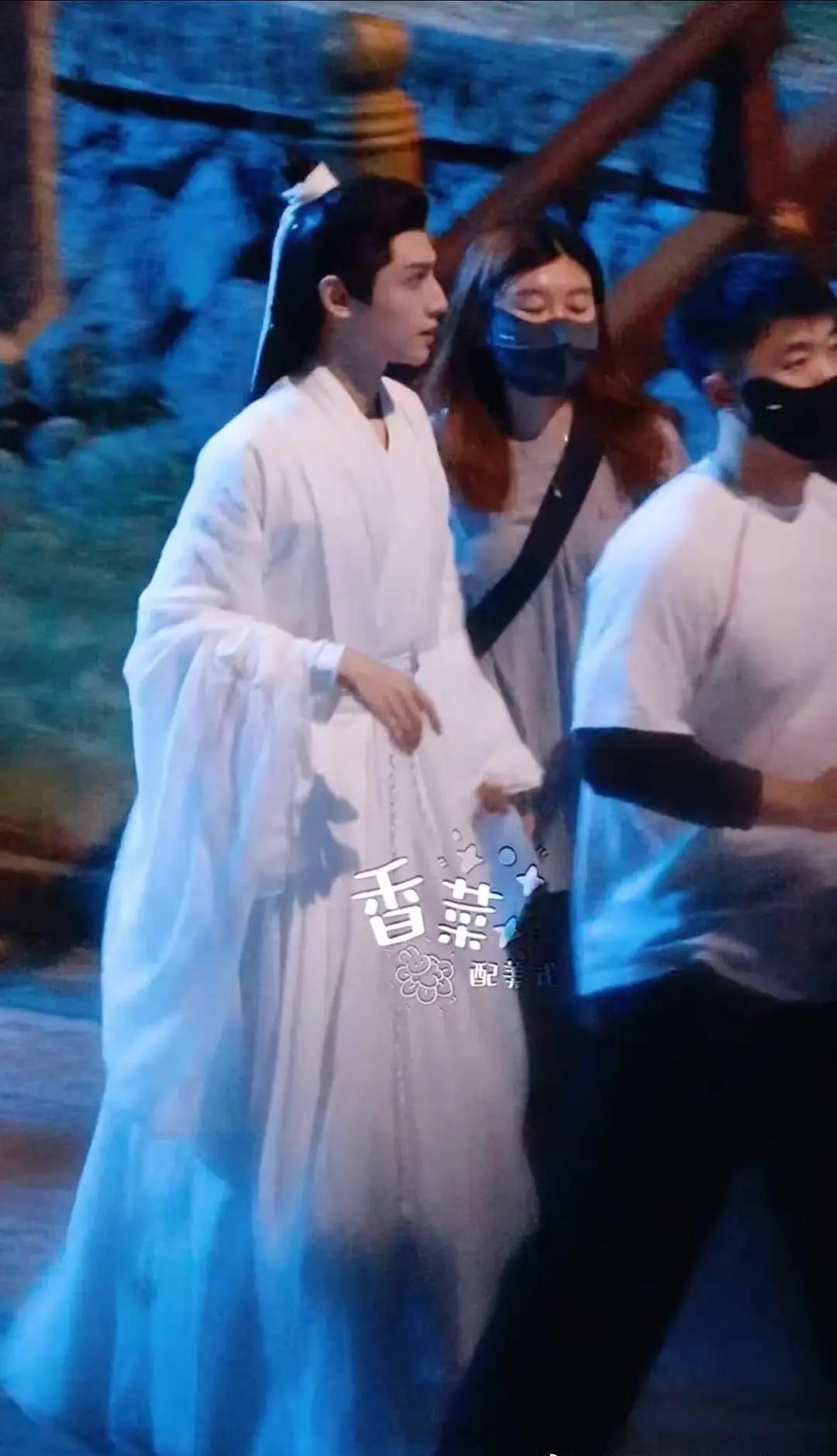 今夕是何年啊🥺🥺终于又看到罗云熙穿素素的白衣了 ​​​