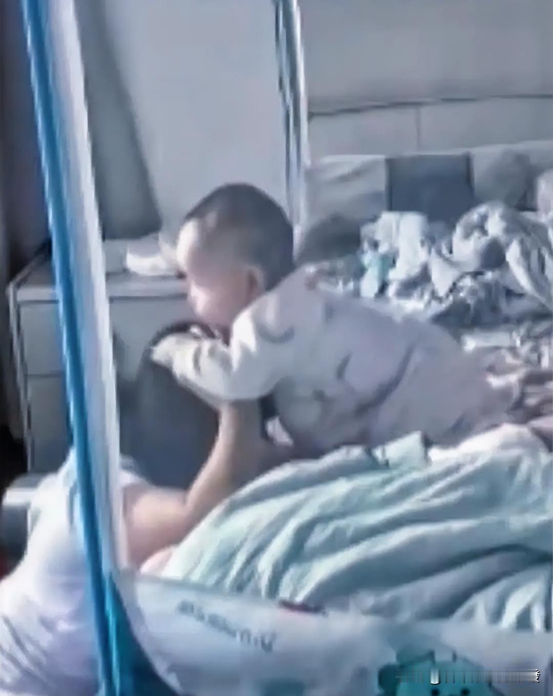 一位妈妈坐在宝宝旁边，轻轻直起身体，从宝宝上方探过手，去拿床头的纸巾，可没想到的
