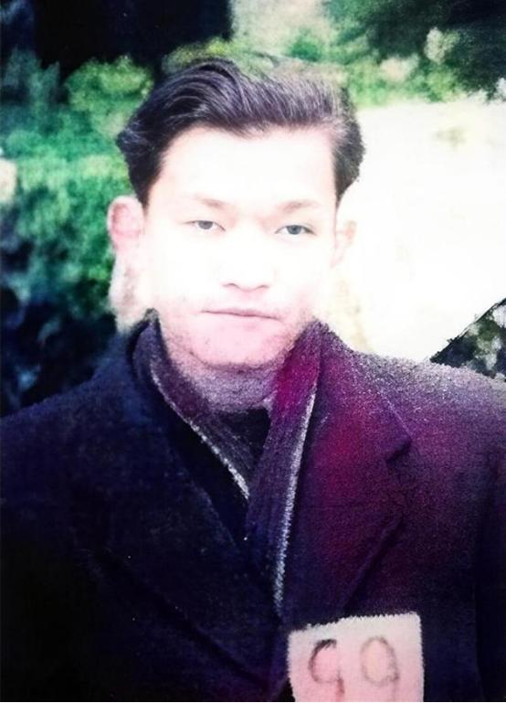 1949年，军统少将正在街上闲逛，忽然看到一个过去认识的地下党很眼熟，大喜过望，