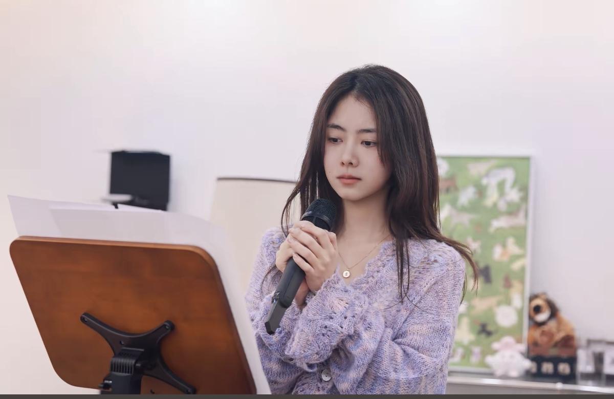   认真唱歌的谭松韵，眼里有星光，身上有温柔[比心]不用刻意修饰，认真的谭松韵，