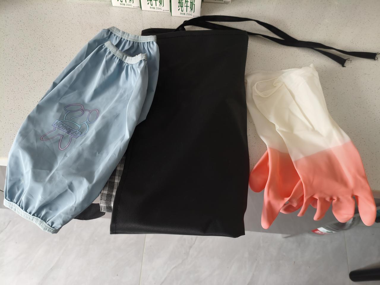 刚才又去了一趟只打一天工的熟食店，取回了我工作服，一个围裙，一副套袖和手套。这是