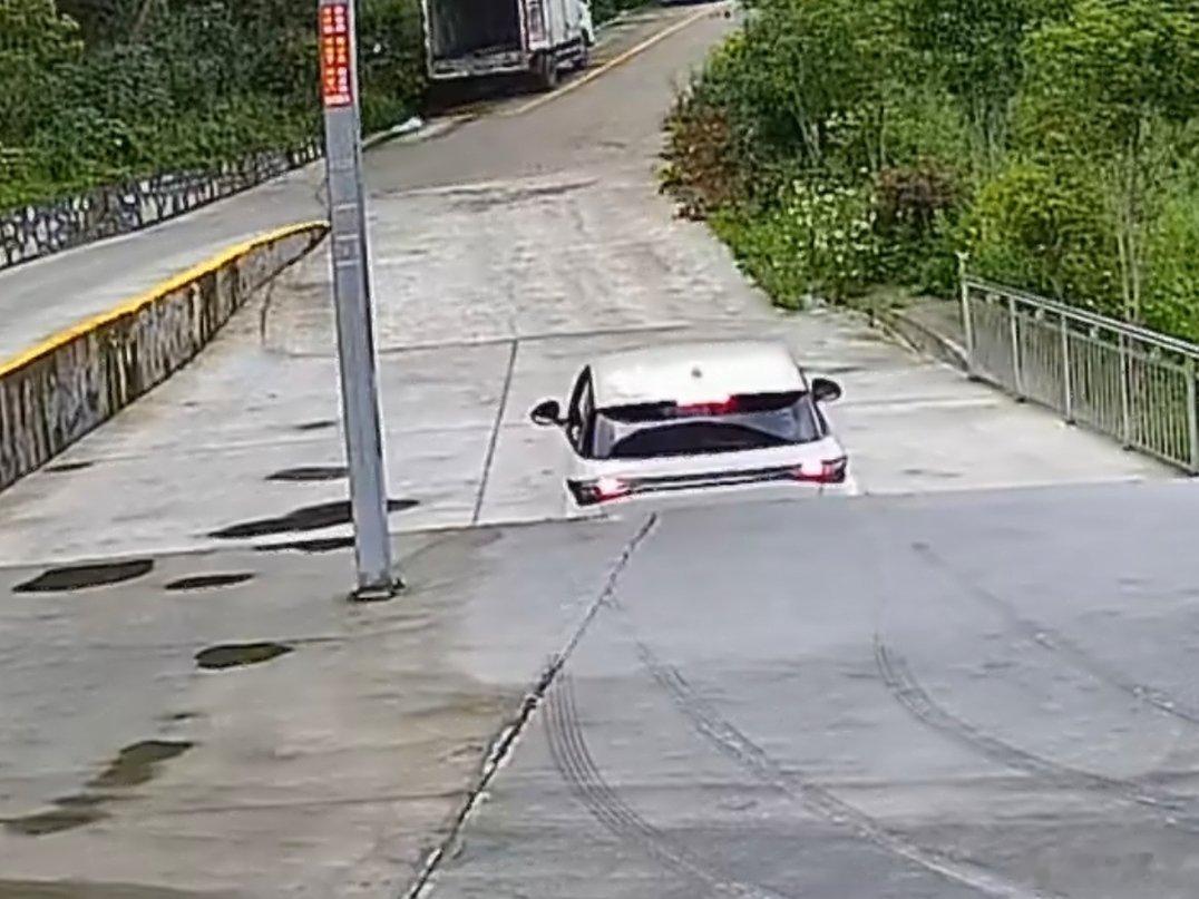 开着车路突然没了 心疼这比亚迪小车车，不知道底盘怎么样，但看样子伤得不轻。老实说