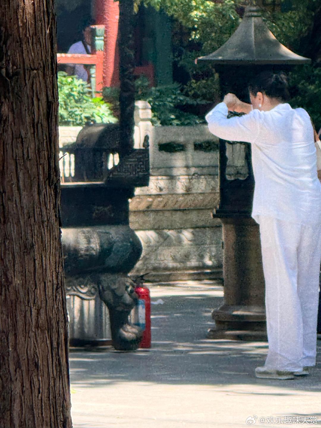 白云观偶遇马筱梅婆婆白云观人来人往，一眼看到马筱梅婆婆在香炉前祭拜。马筱梅婆婆道