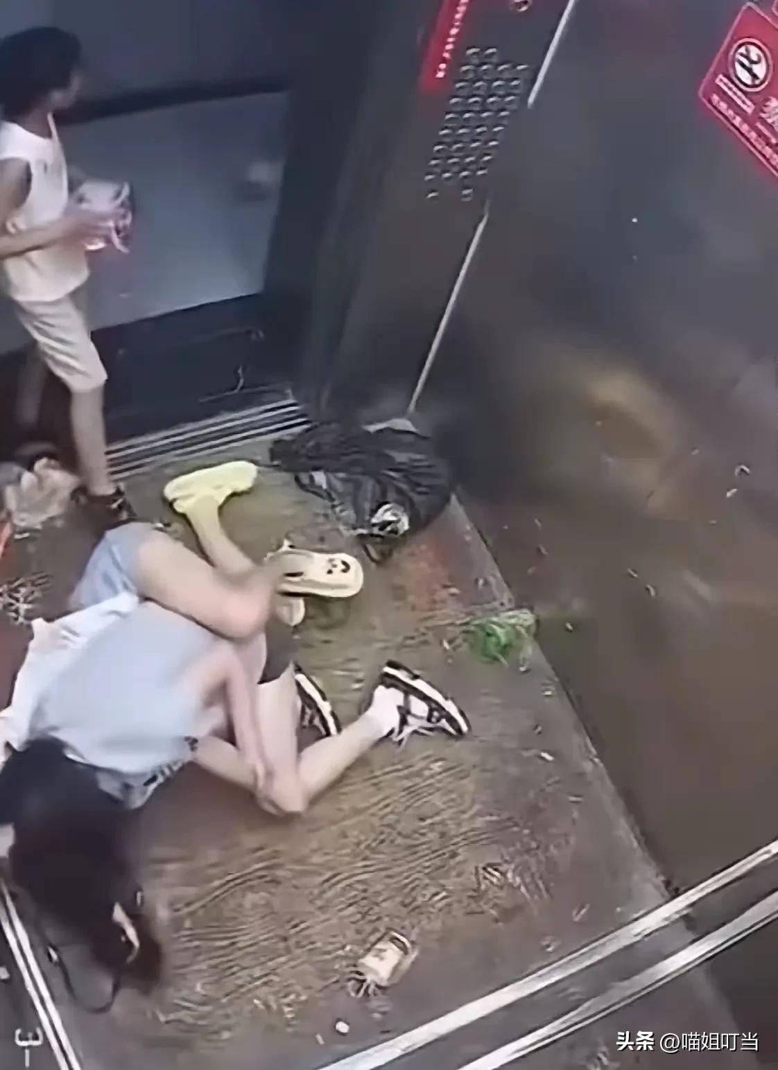 湖北仙桃电梯打架事件再次印证了一句话，好女旺三代，悍妇毁一族。家长在公共电梯里尚