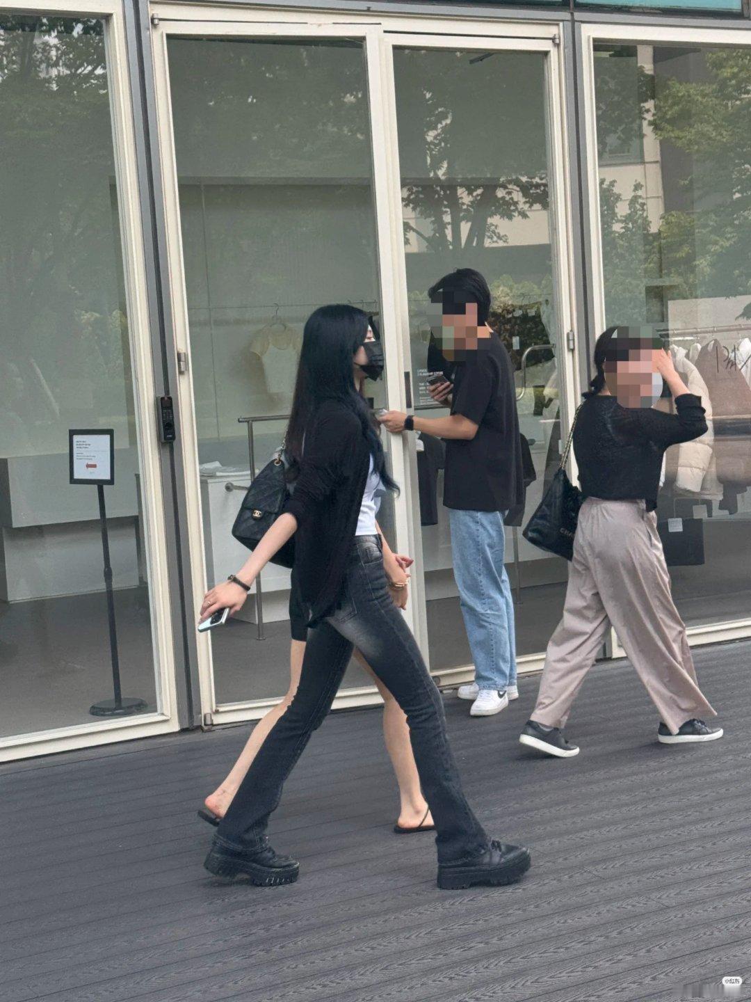 路人偶遇原相机随便抓拍的一张比例都能神成这样 此女不一般 